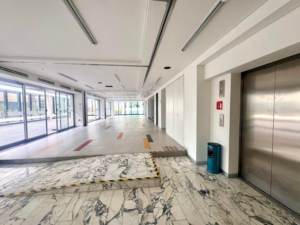 10 de 28: Elevador en cada nivel.