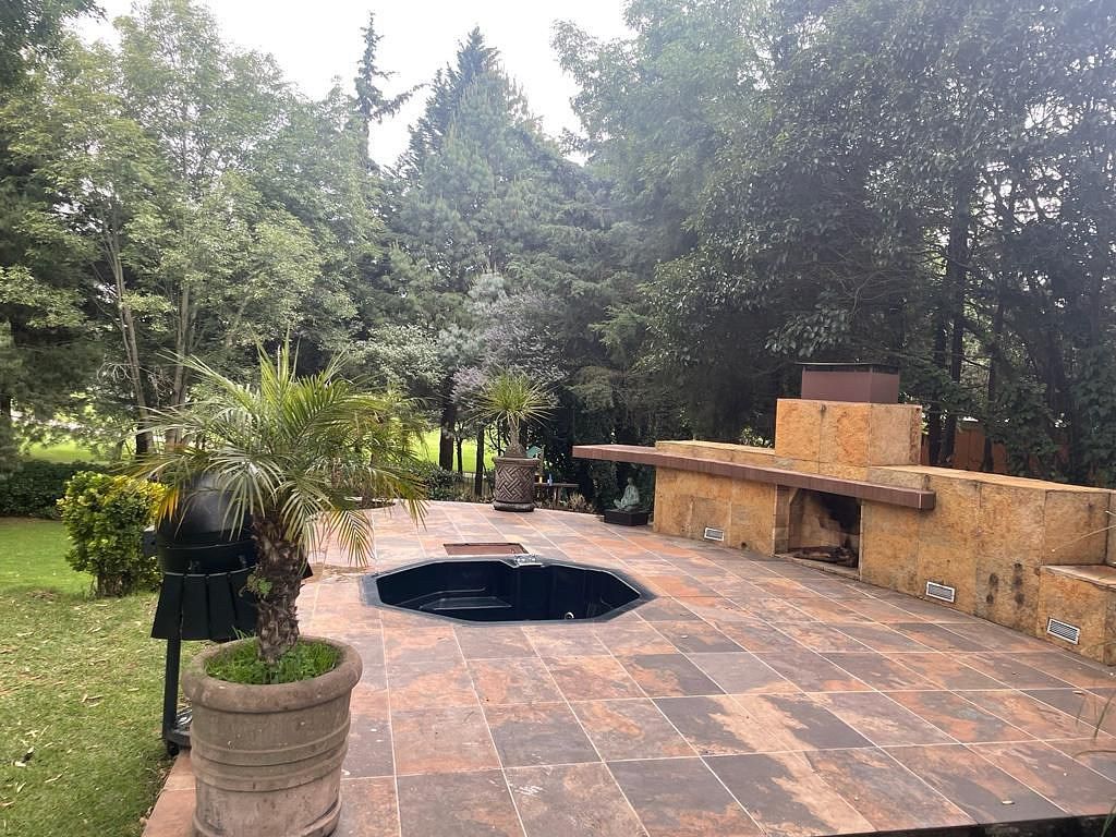 7 de 21: Jacuzzi y hardin con asador