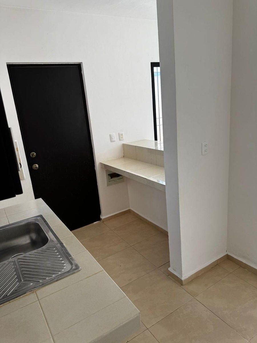 2 de 28: COCINA CON BARRA Y SALIDA AL PATIO