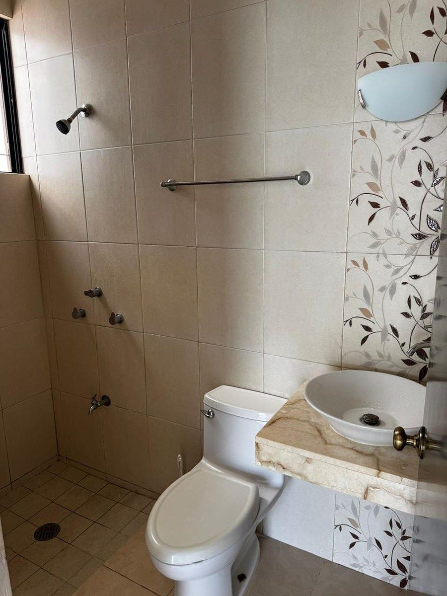 6 de 28: AREA DE BAÑO