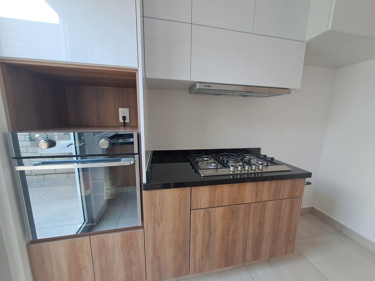 19 de 19: COCINA LADO DER.