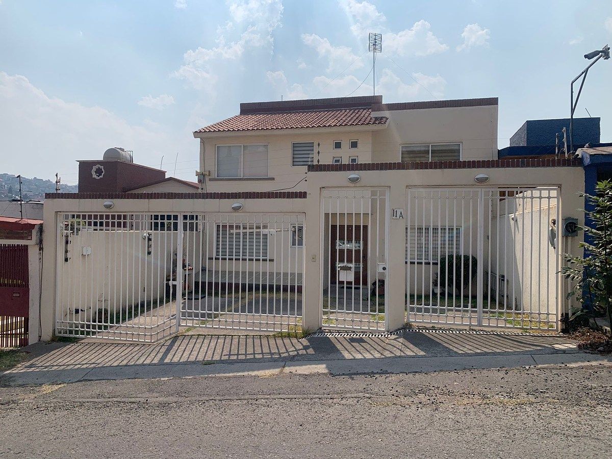 1 of 33: fachada con reja