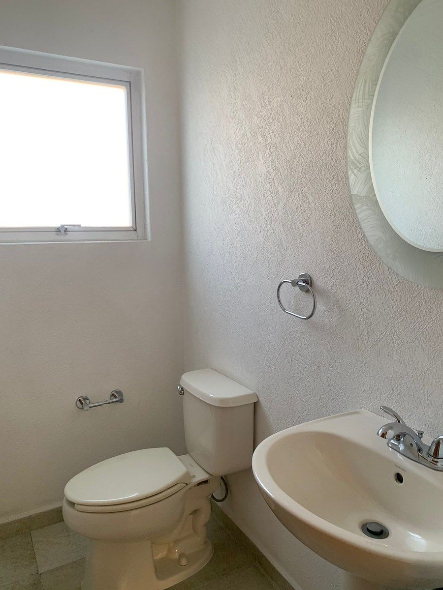 8 of 33: medio baño