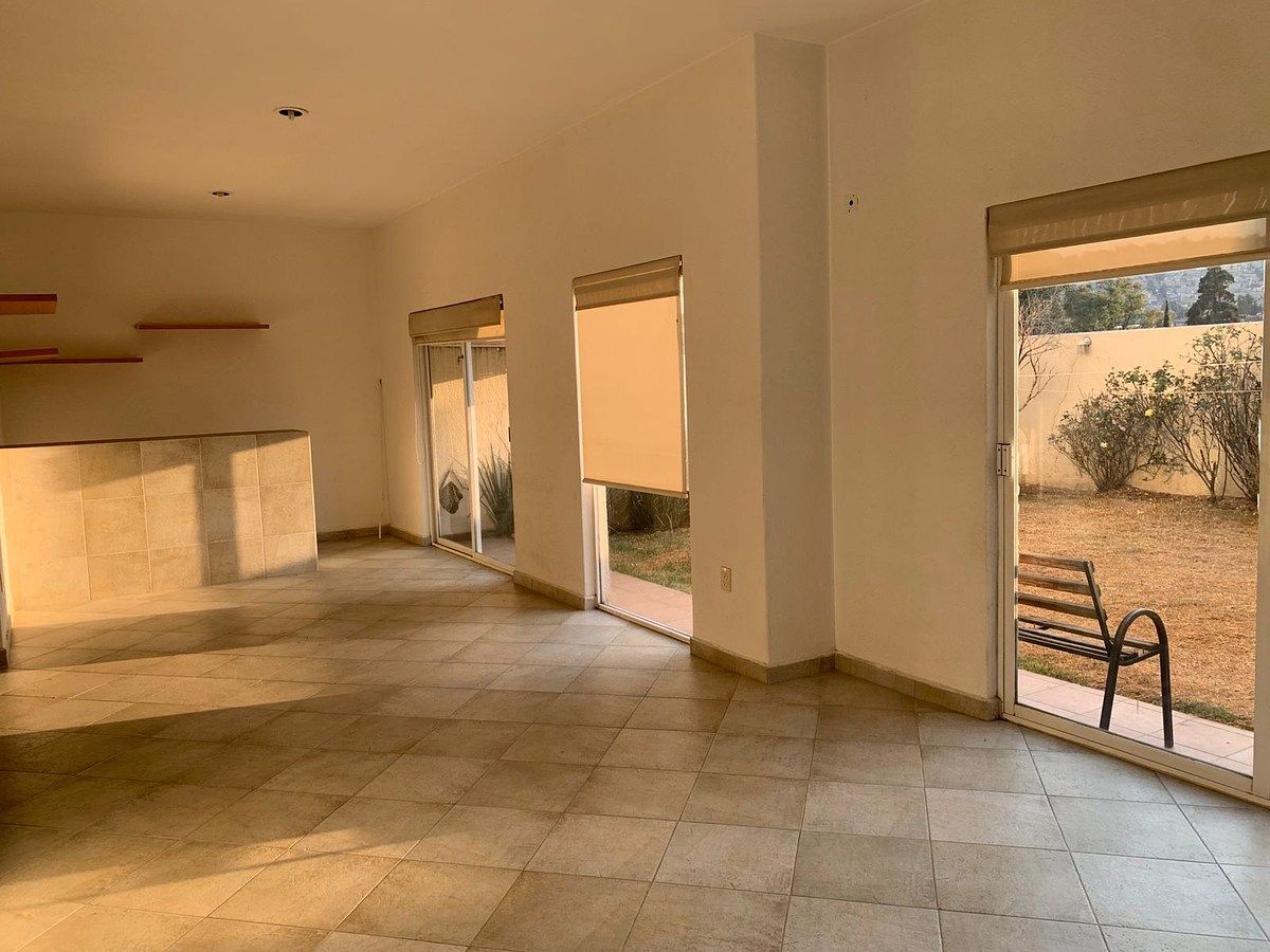 27 of 33: salón de juegos