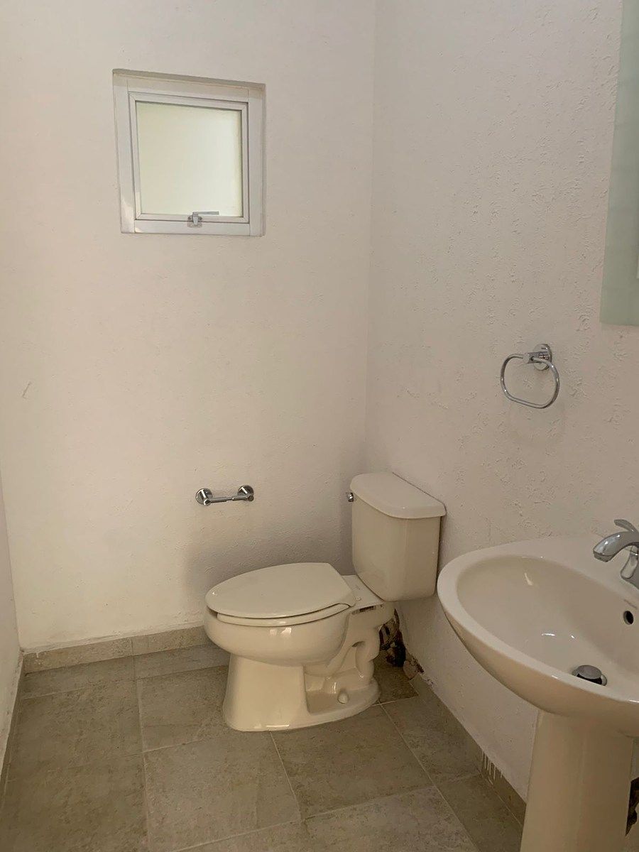 32 of 33: medio baño en nivel -1