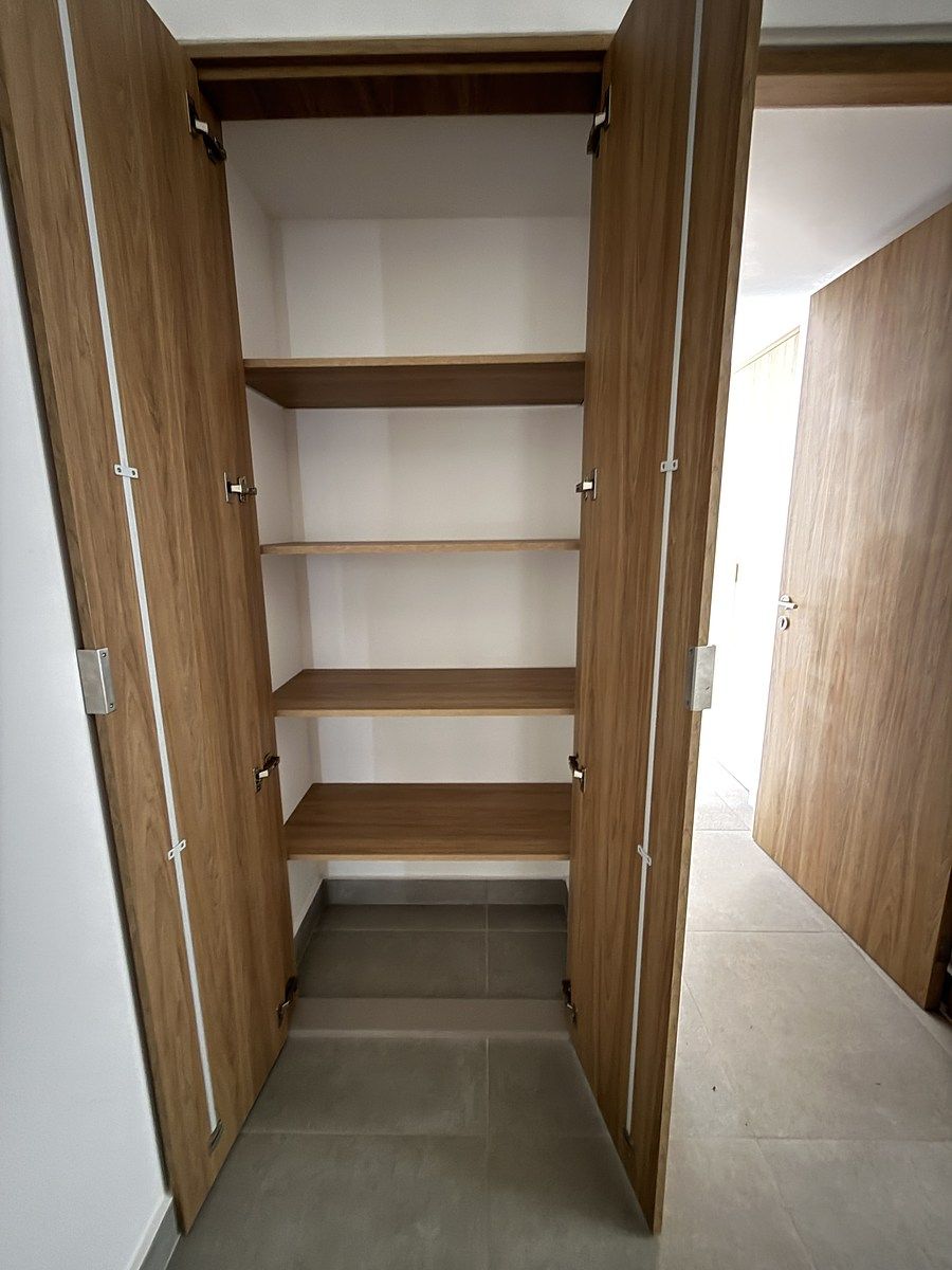 16 de 21: Clóset blancos