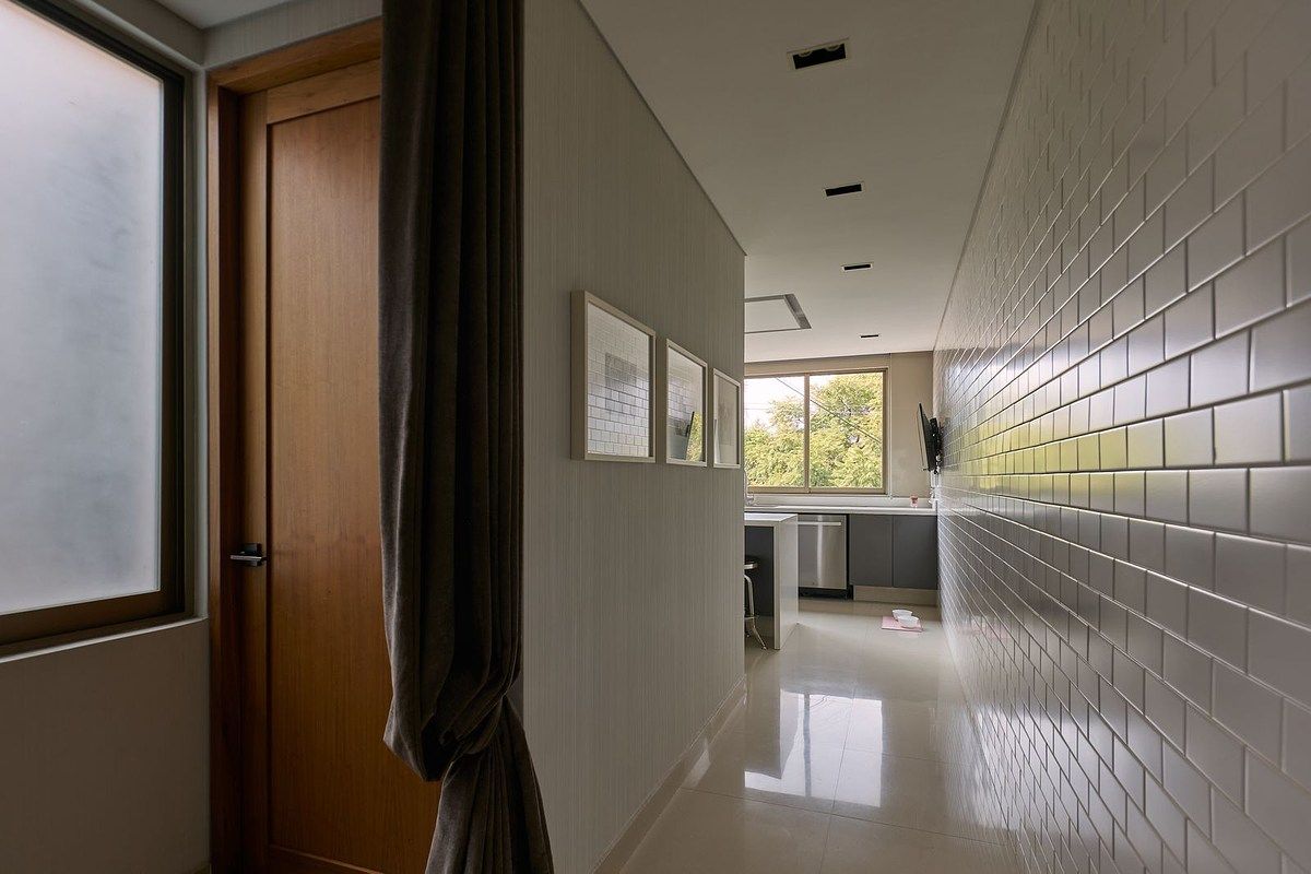 21 of 45: Pasillo hacia cocina/cuarto de servicio/cuarto de lavado