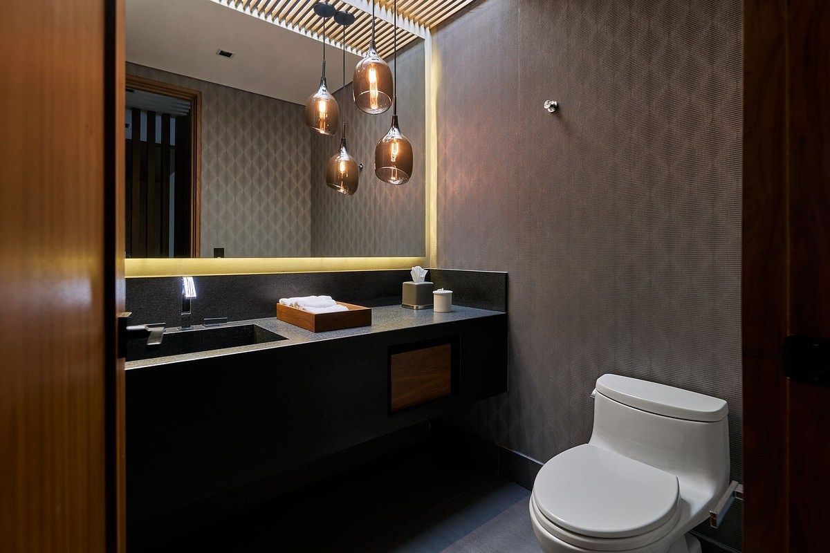 17 of 45: Baño de Visitas