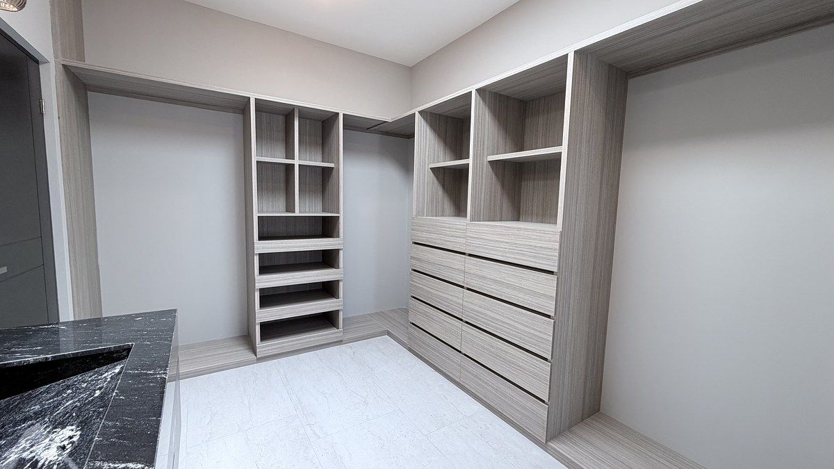 6 of 18: Walking Closet RP