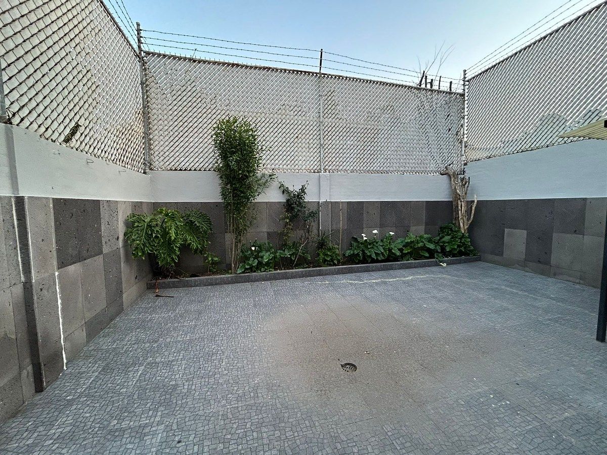 14 of 17: Patio Trasero