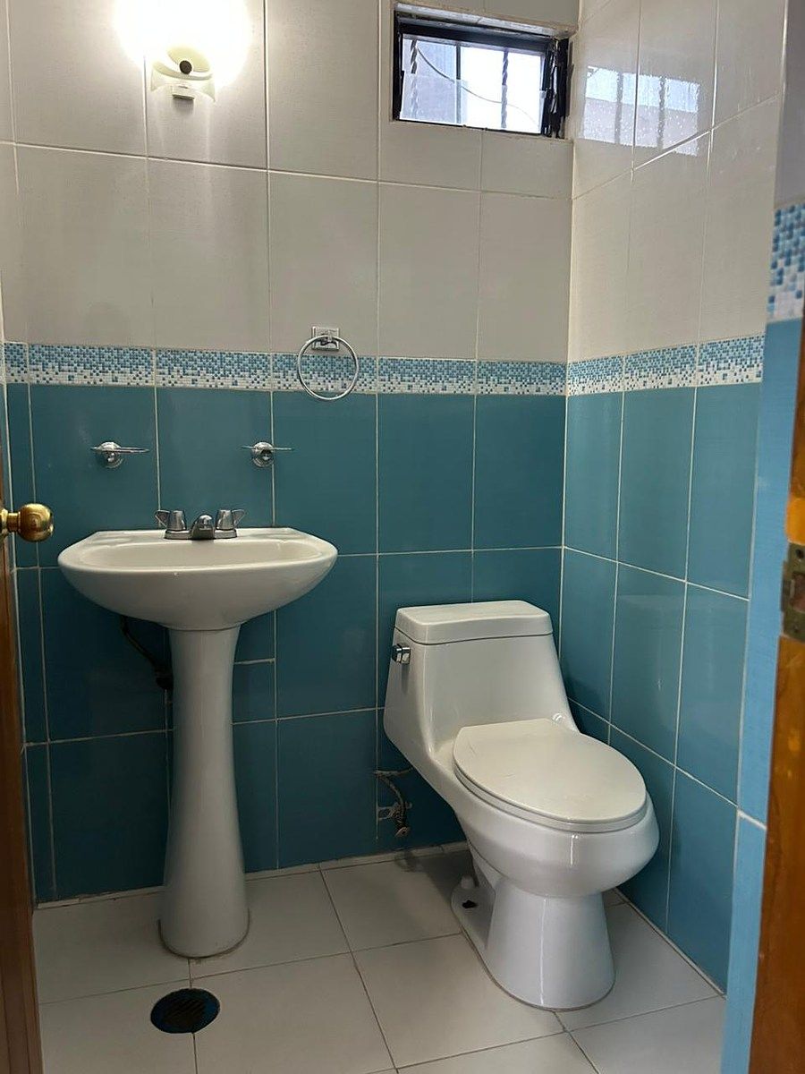 12 of 17: Medio Baño