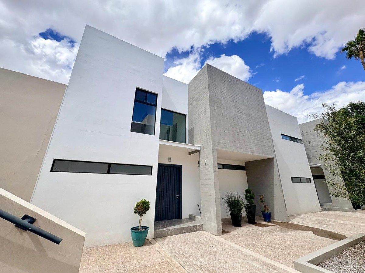 2 of 26: Fachada casa #5