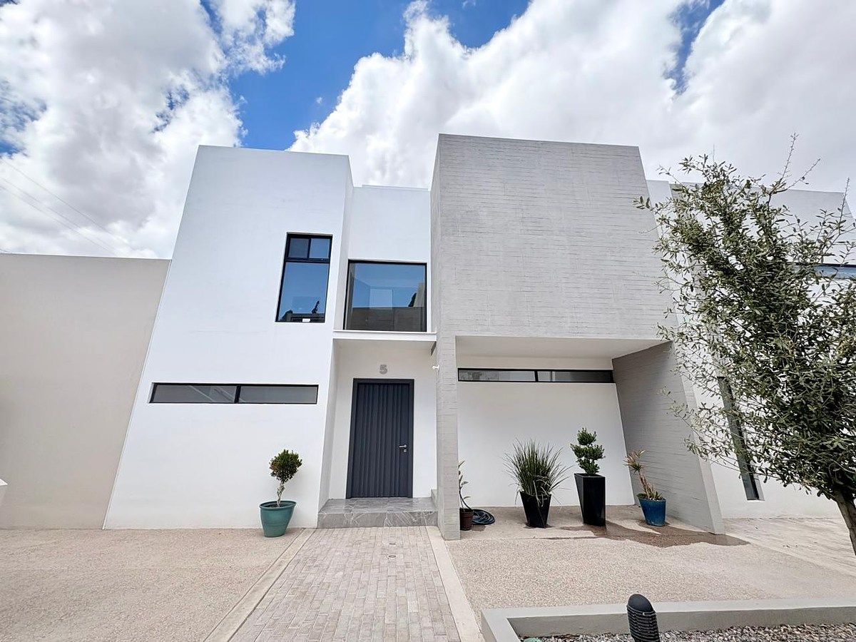 1 of 26: Fachada casa #5