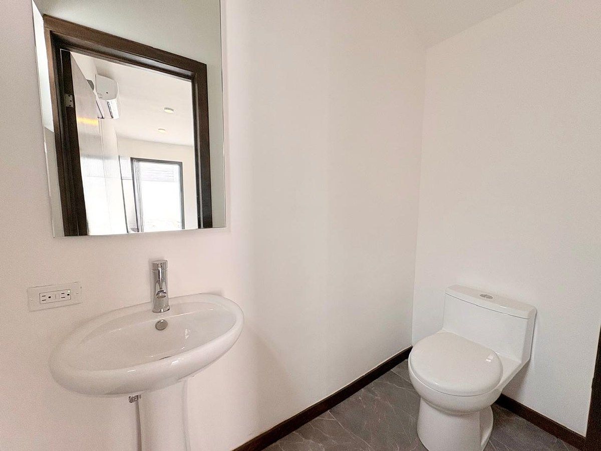 6 of 26: Baño visitas