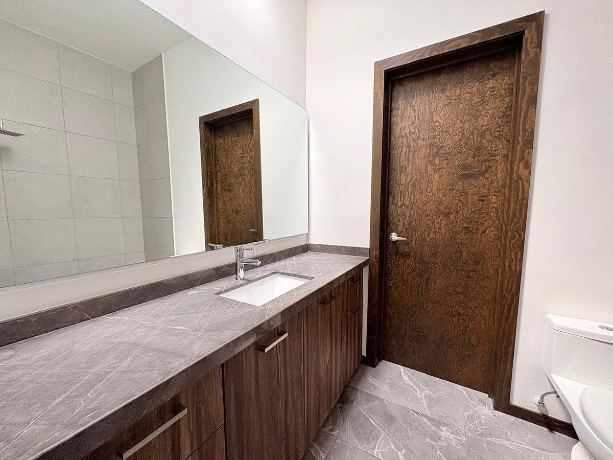 10 of 26: Baño compartido