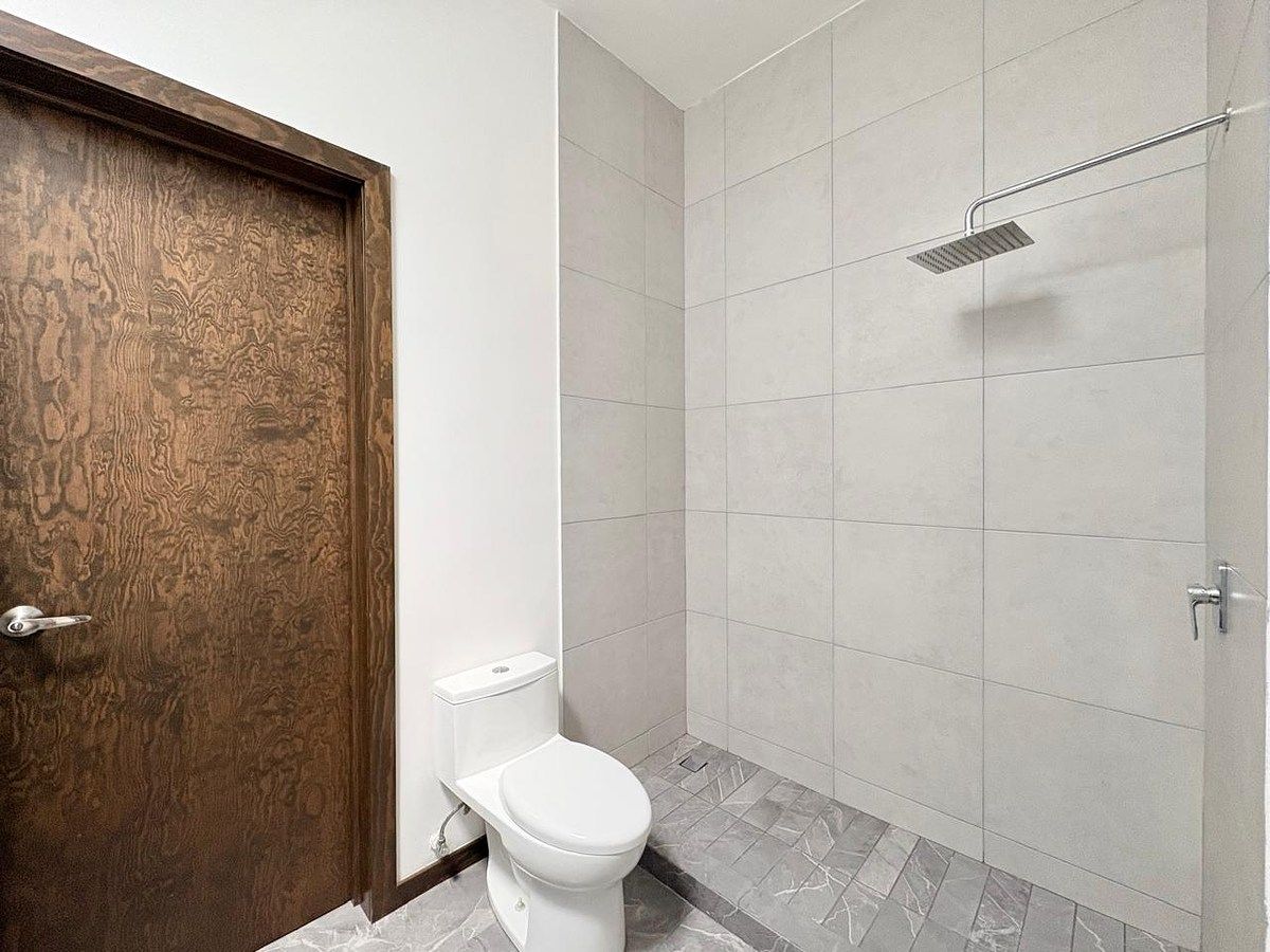 9 of 26: Baño compartido