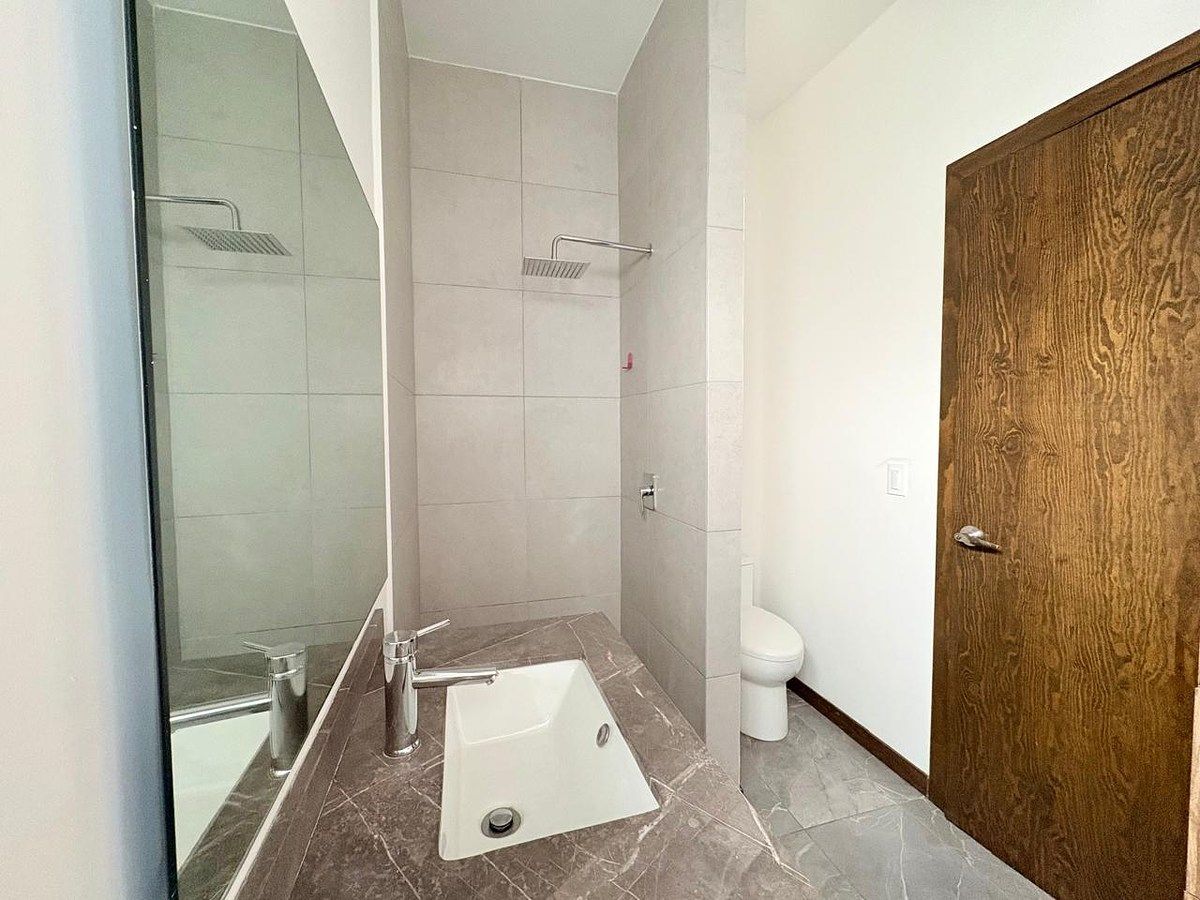 13 of 26: Baño recámara principal