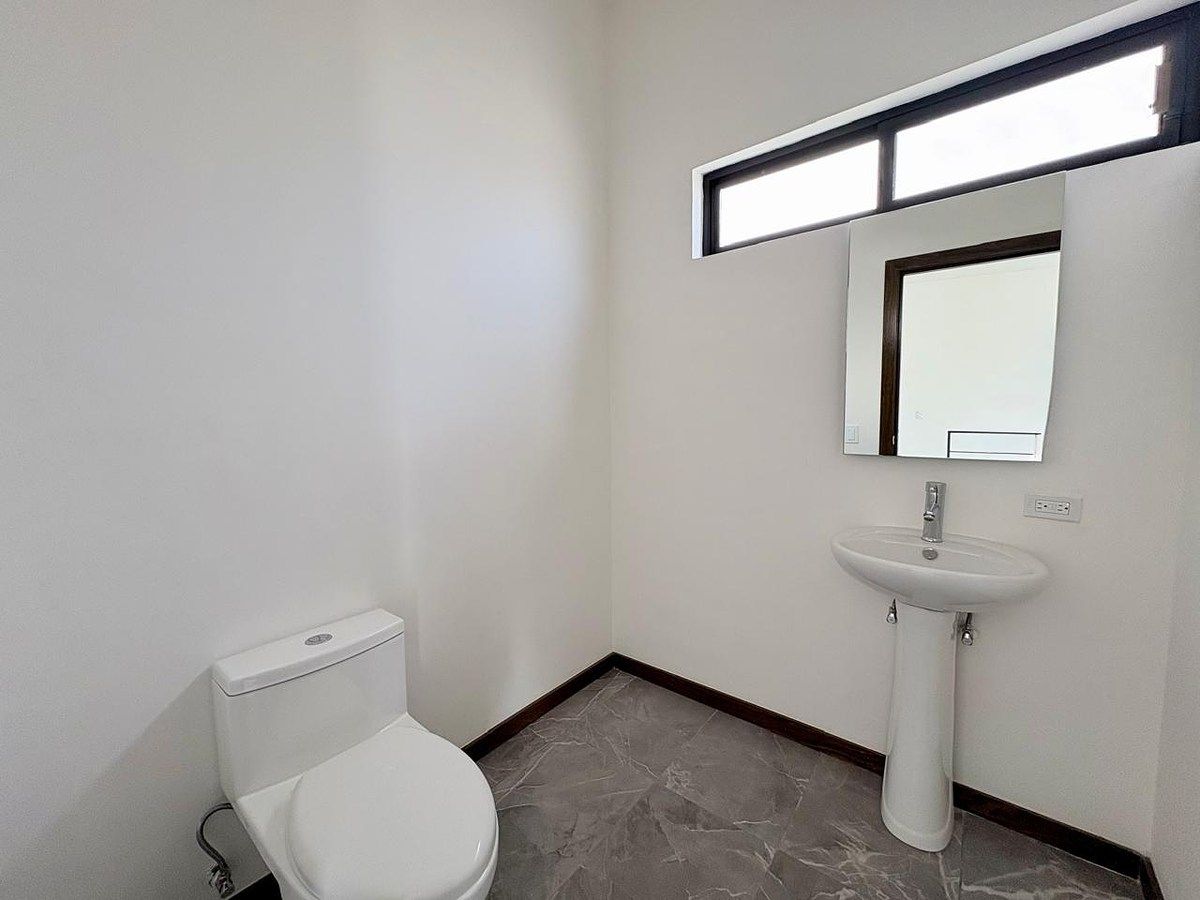 15 of 26: Baño 3er nivel