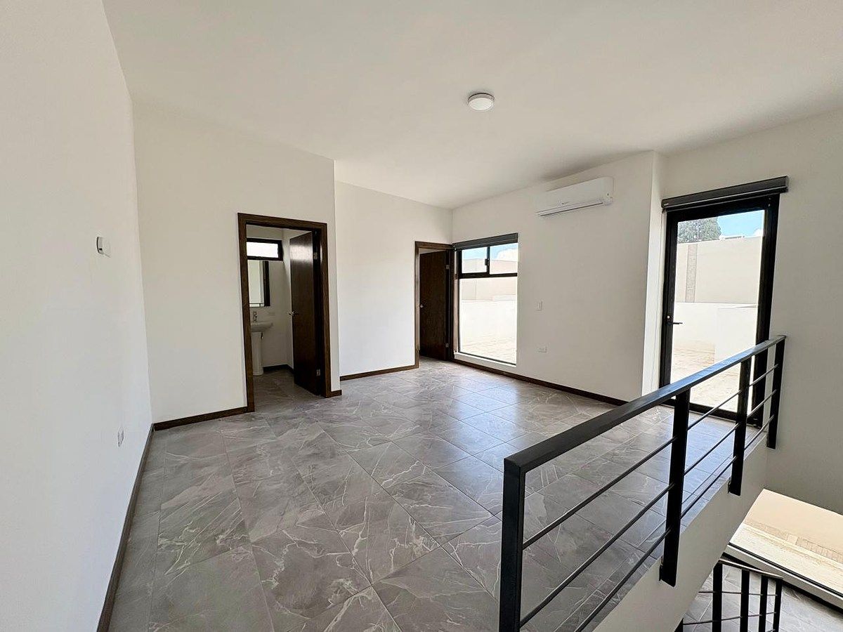 14 of 26: Área para estancia/oficina 3er nivel