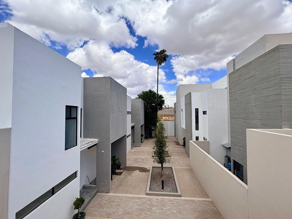 19 of 26: Complejo townhouses