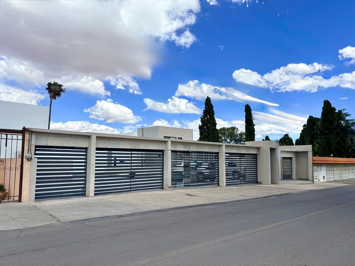 21 of 26: Frente del complejo