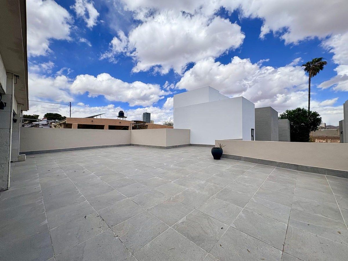 20 of 26: Estacionamiento a nivel calle