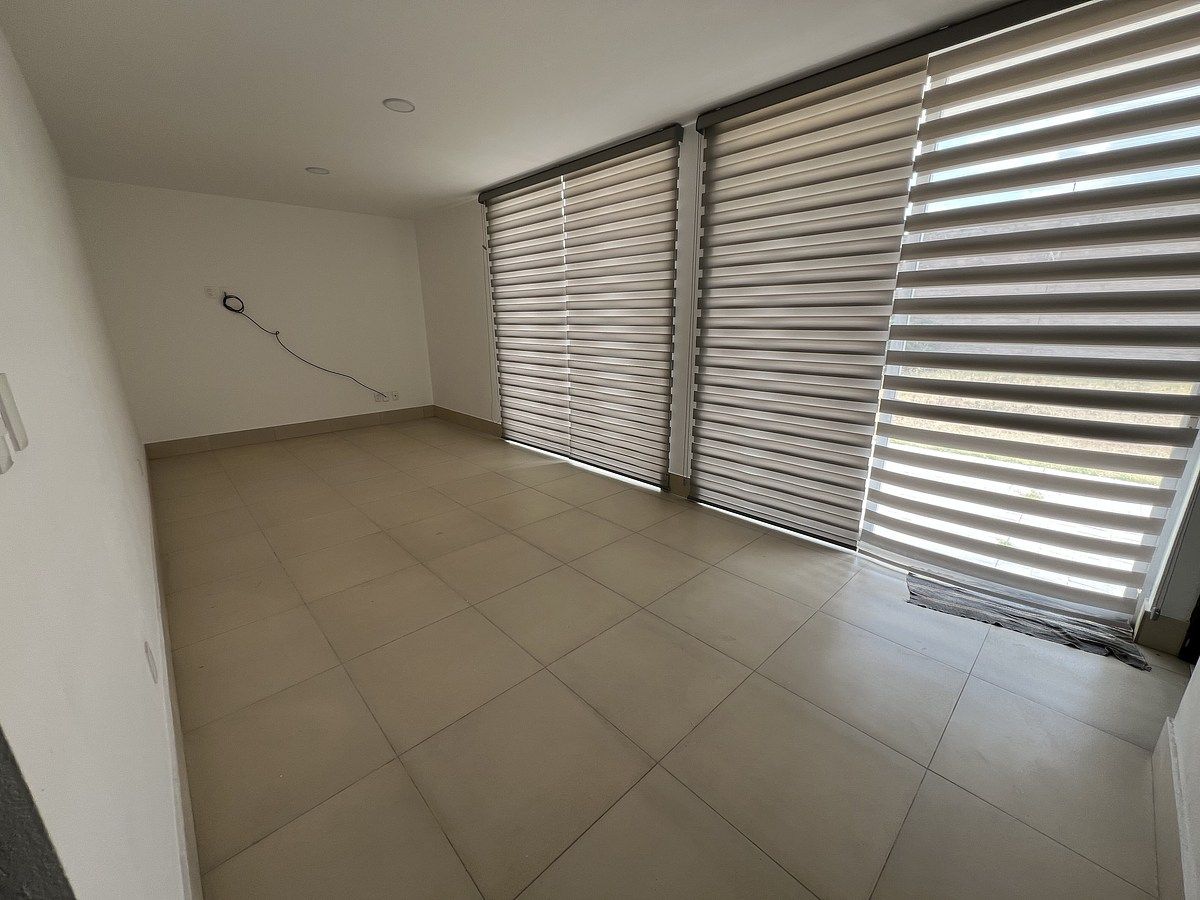 3 de 22: Oficina con medio baño