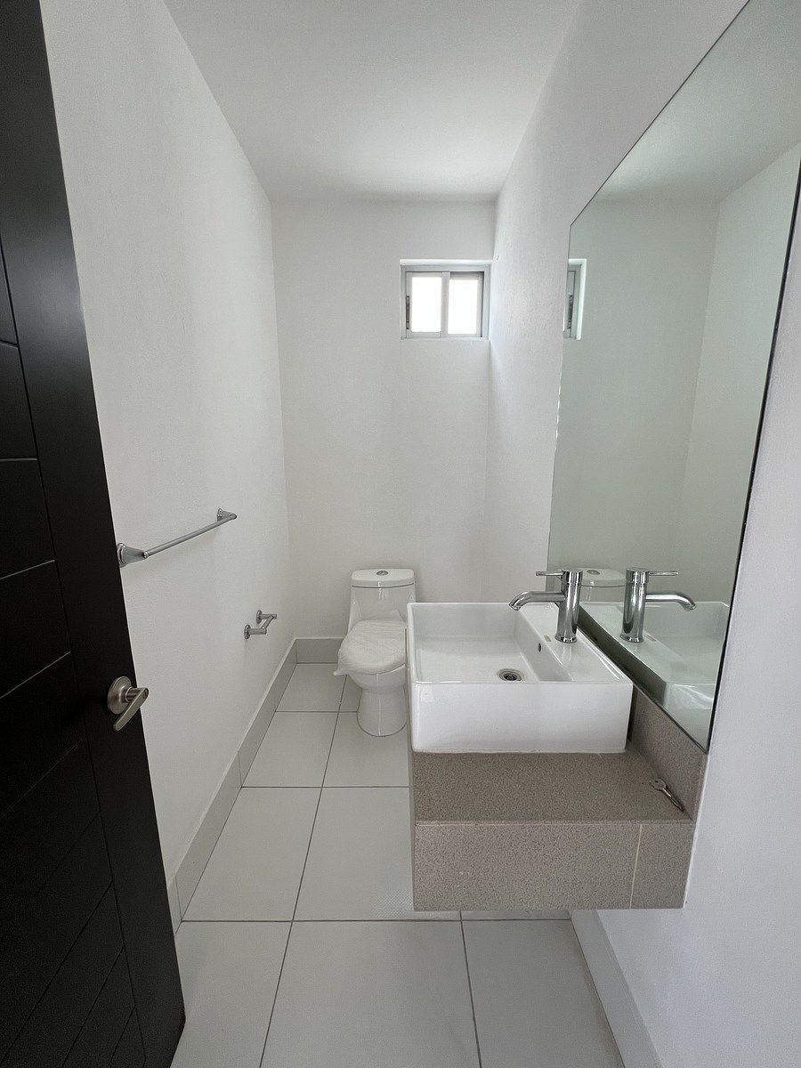 4 de 22: Medio baño de oficina