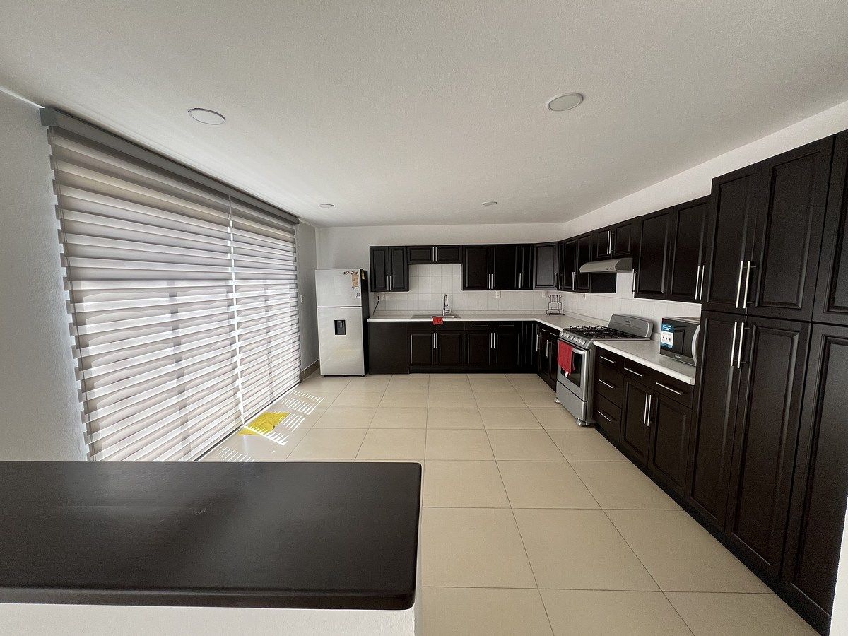 10 de 22: Cocina equipada con barra de desayunador