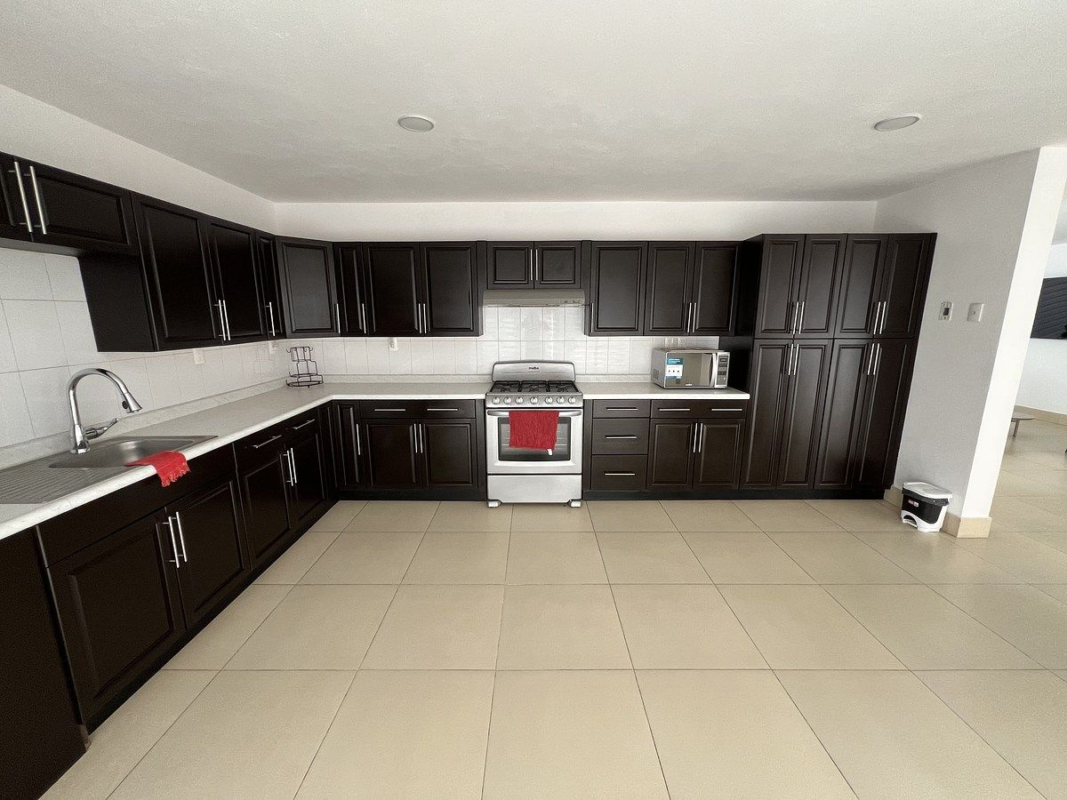 12 de 22: Cocina equipada con barra de desayunador