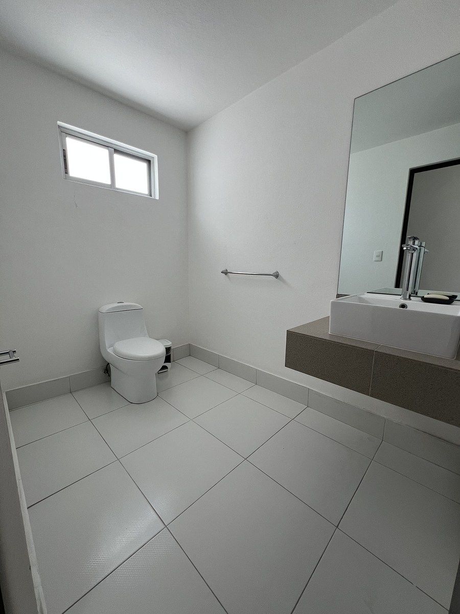 13 de 22: Medio baño