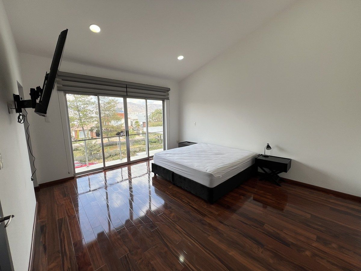 15 de 22: Recámara principal con balcón, vestidor y baño con tina