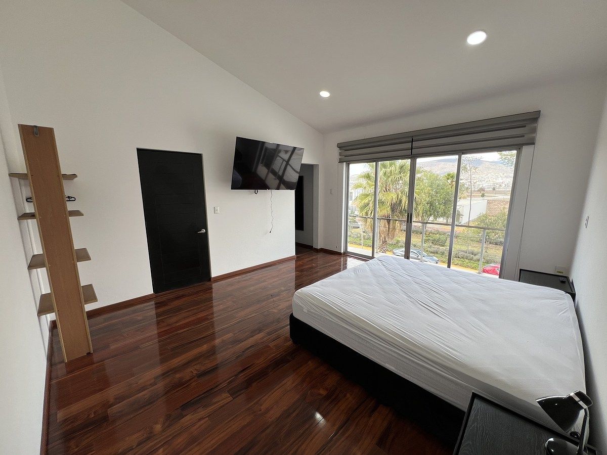 16 de 22: Recámara principal con balcón, vestidor y baño con tina