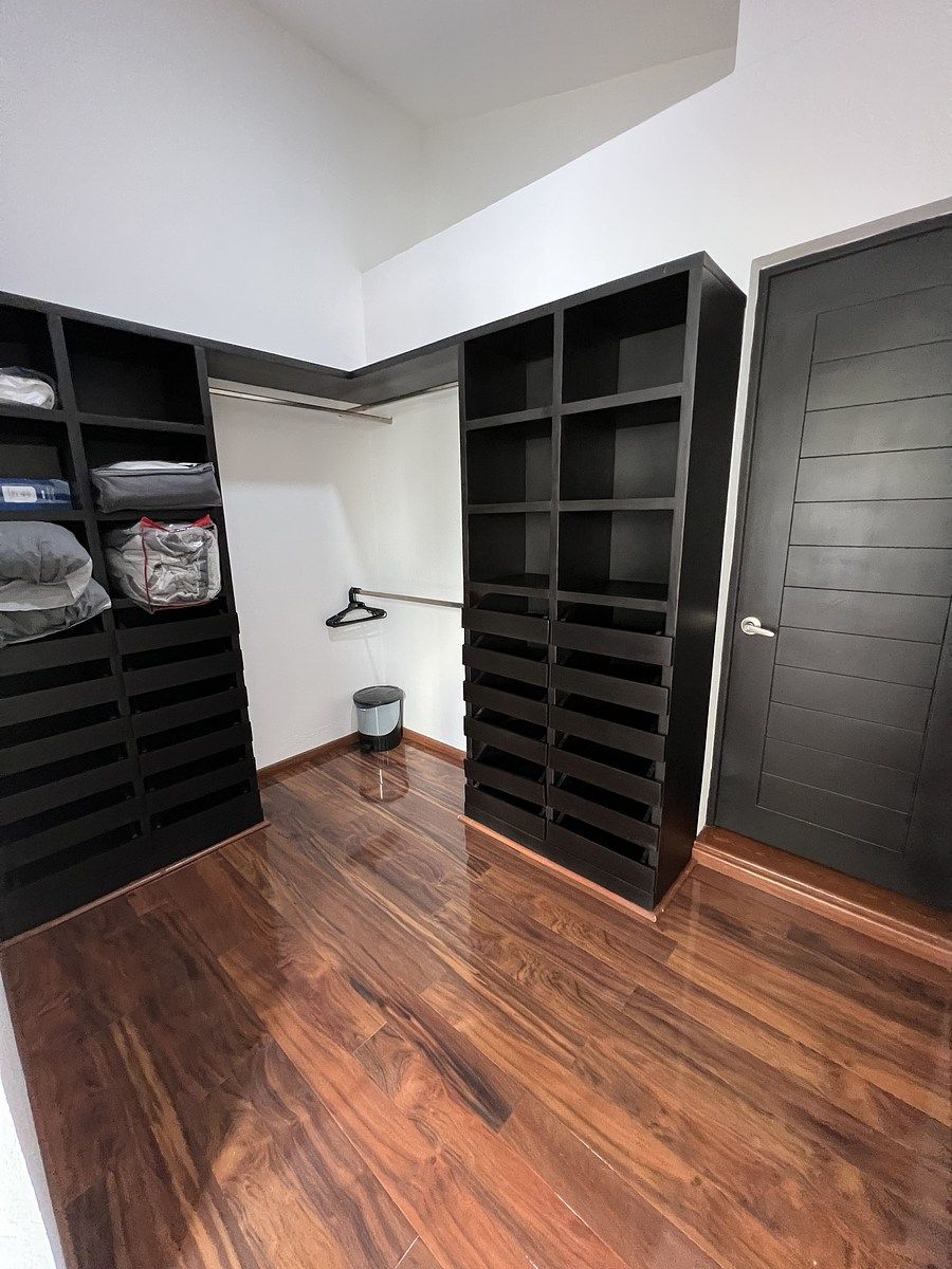 18 de 22: Vestidor de recámara principal