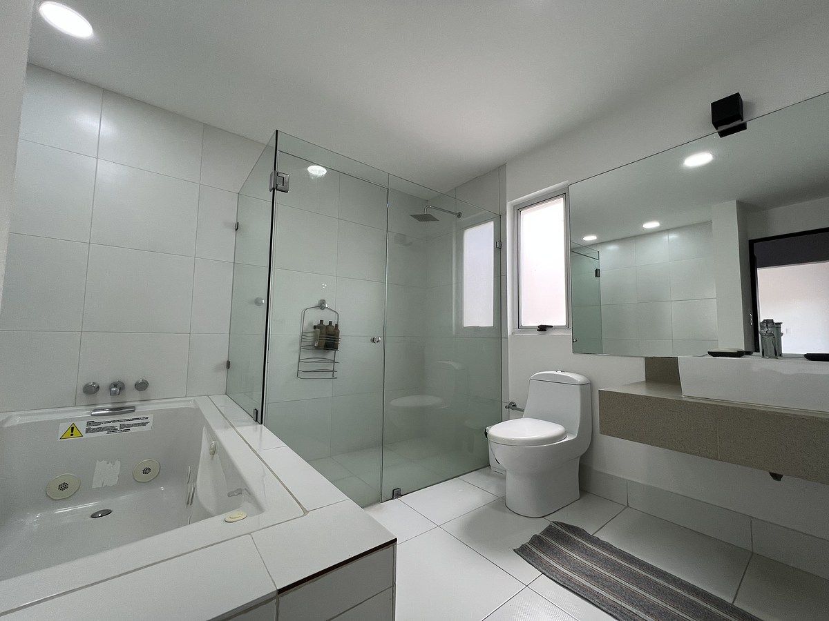 19 de 22: Baño con tina de recámara principal