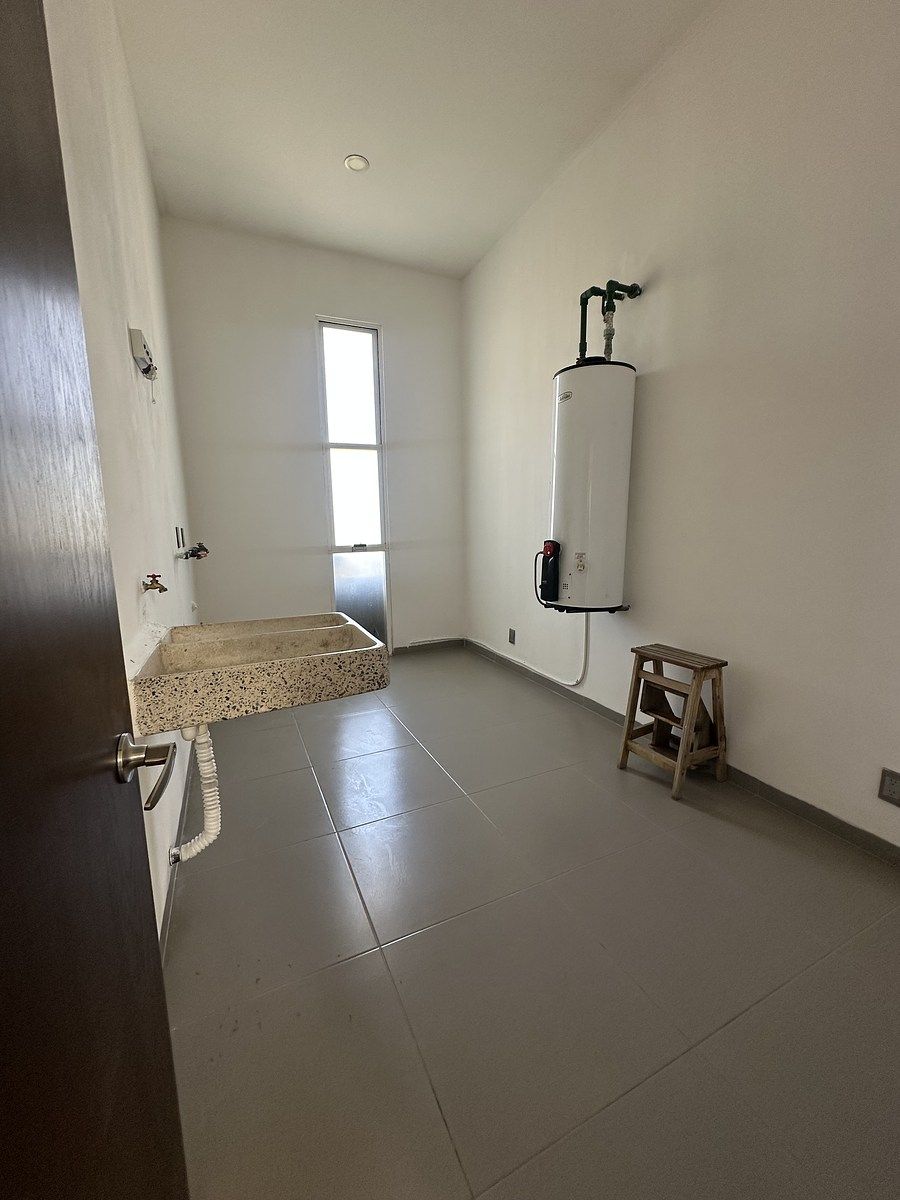 39 de 41: Baño de servicio