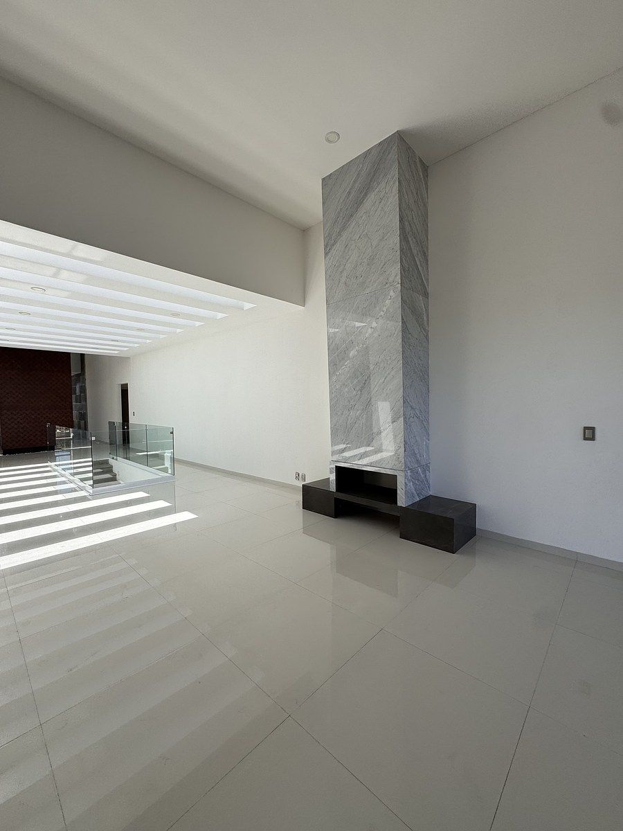 8 de 41: Sala principal con chimenea