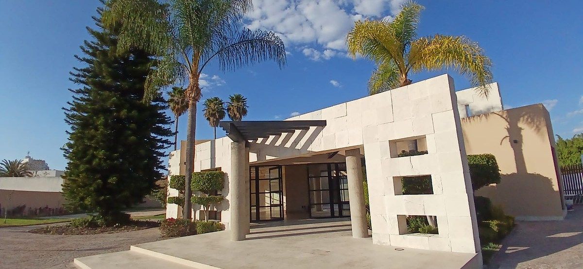 2 de 8: Casa Club, salón de usos múltiples, gimnasio