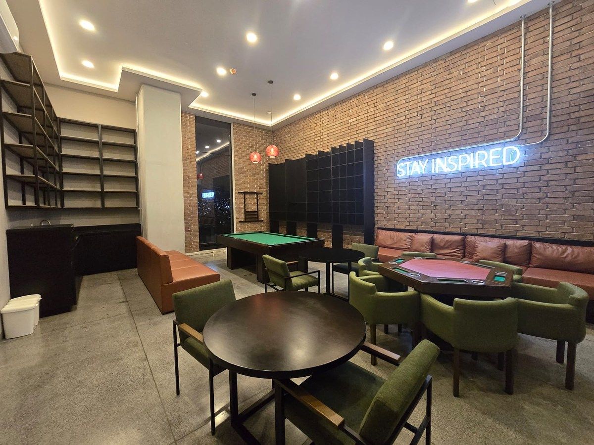 5 of 9: salón de juegos