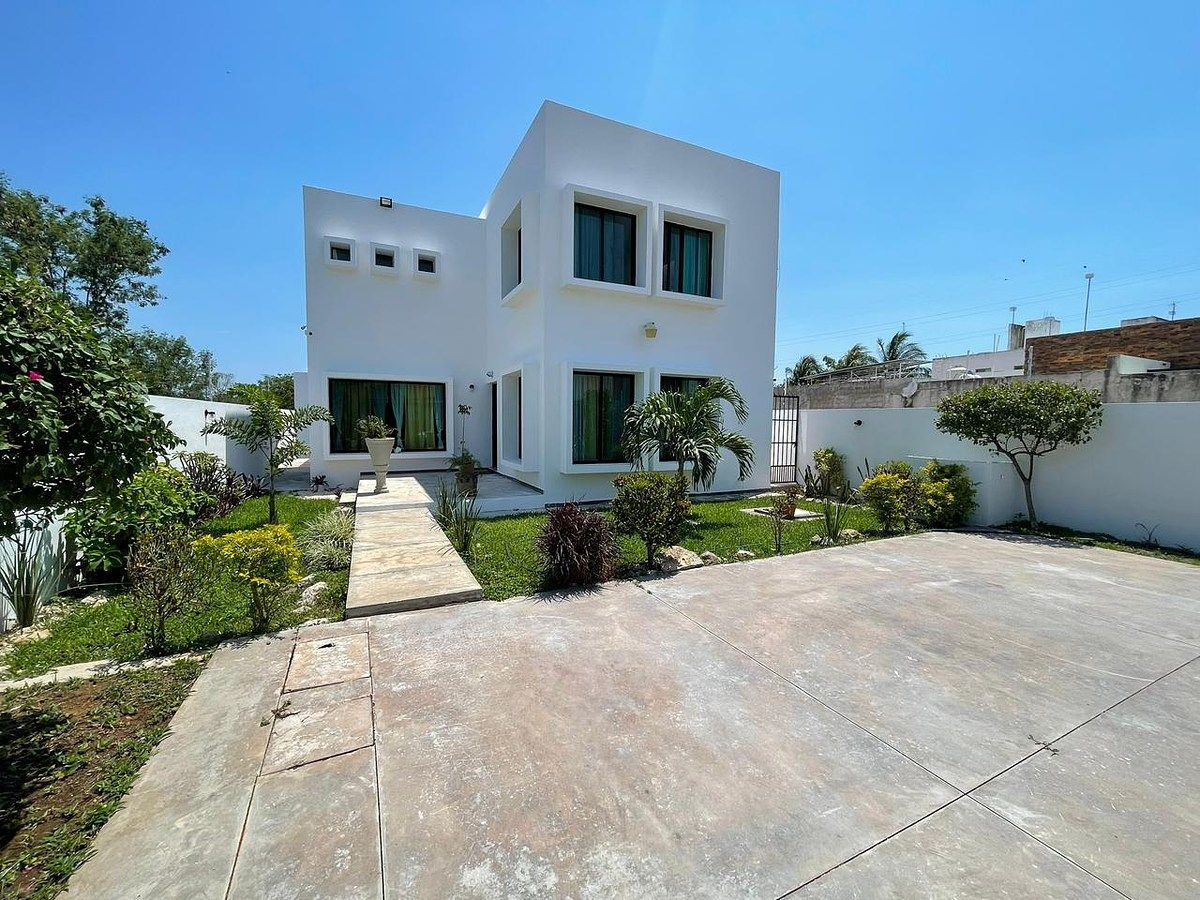 casa en venta  de 3 recamaras con amplio jardin en cholul merida, foto 1 de 24