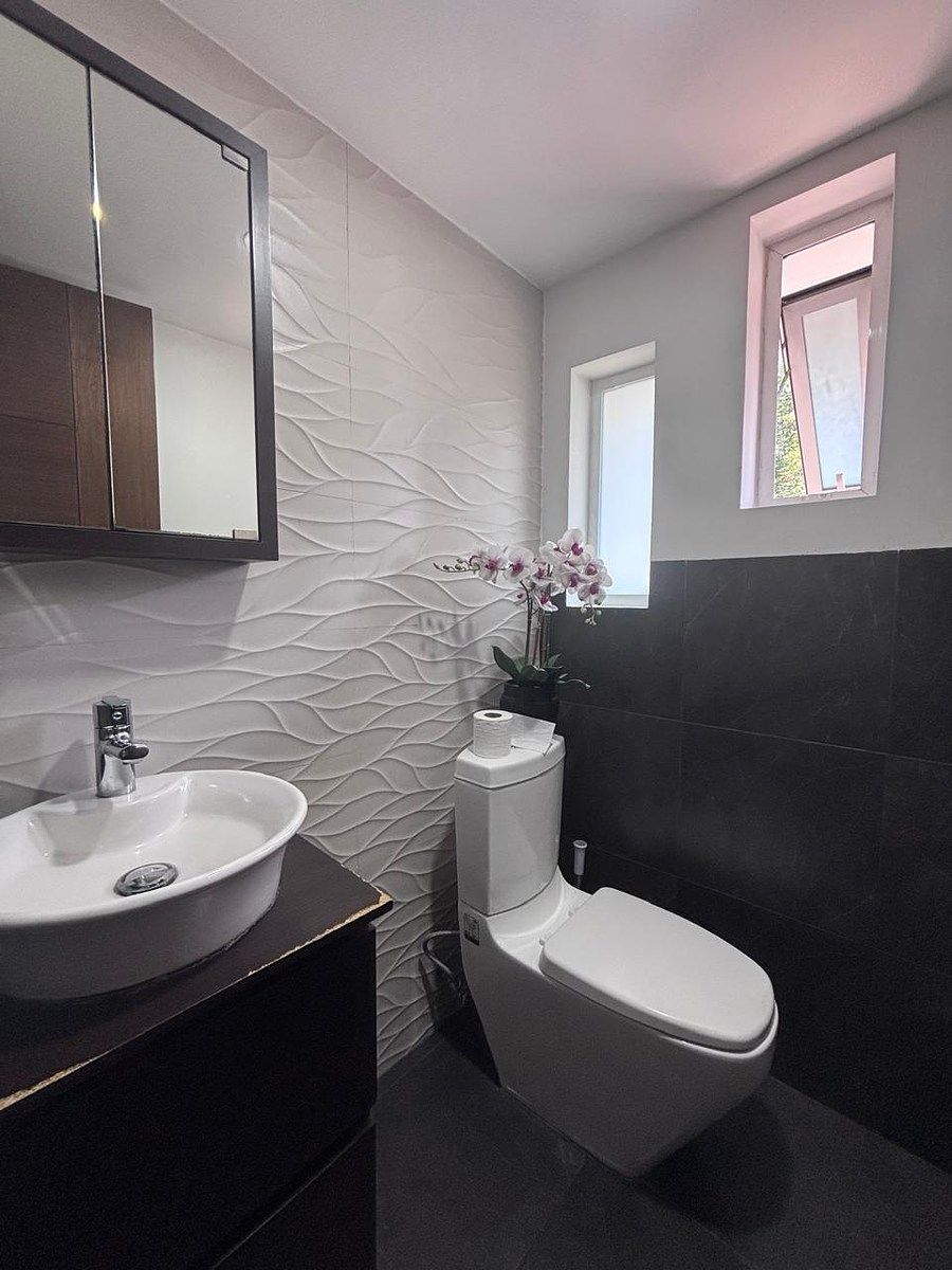 8 of 23: Medio Baño