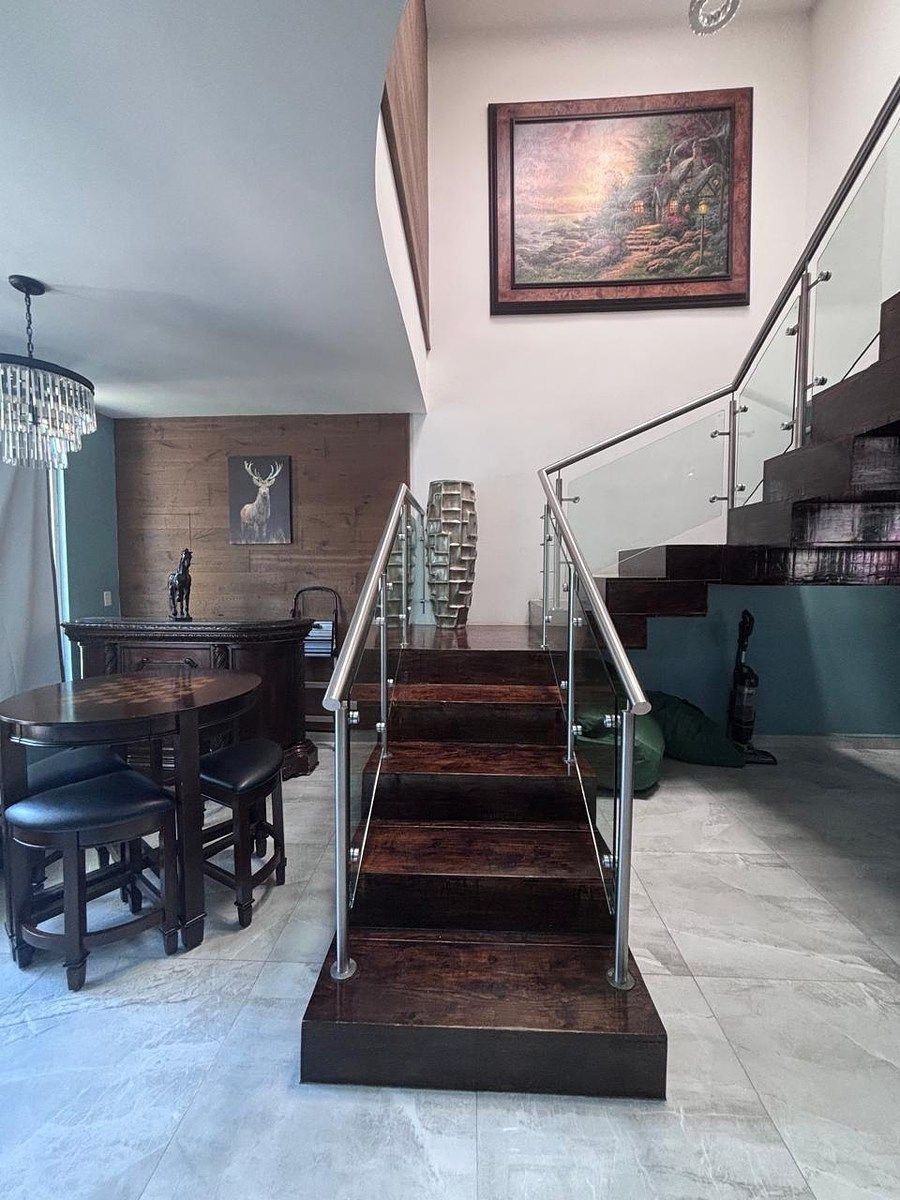 10 of 23: Escaleras a segundo piso