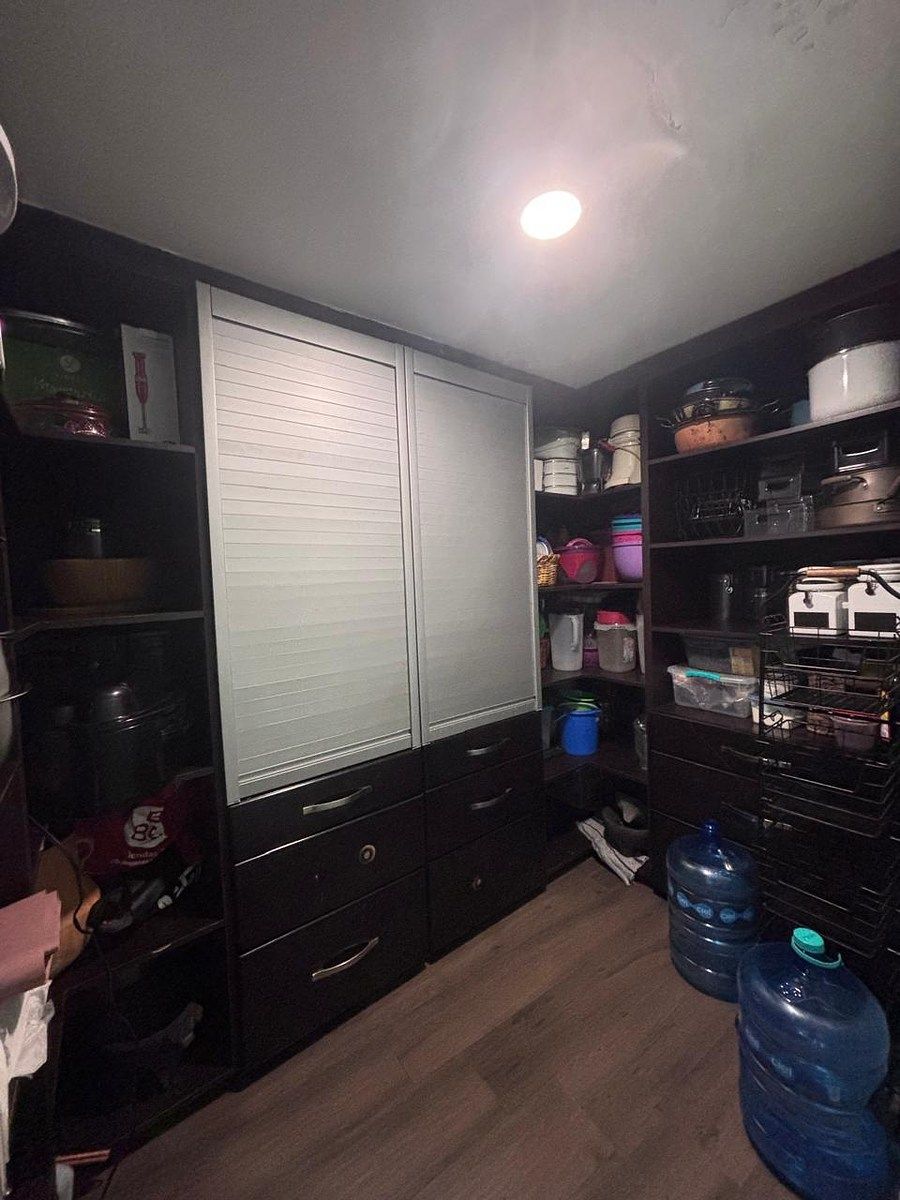 6 of 23: Closet de Despensa