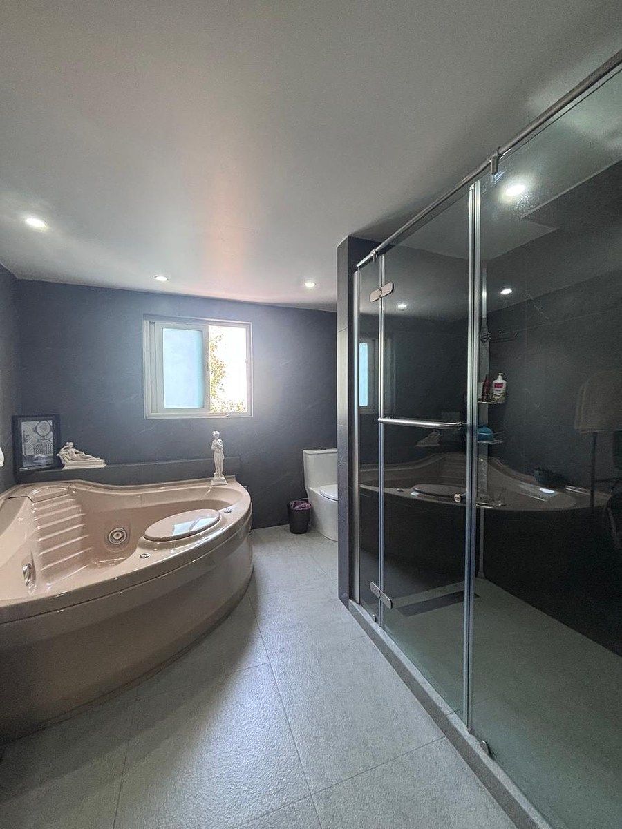 12 of 23: Baño Completo y tina de hisromasaje recámara principal