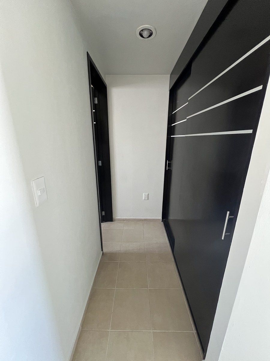 9 de 14: Vestidor de recámara principal