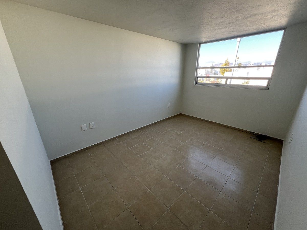 8 de 14: Recámara principal con vestidor y baño