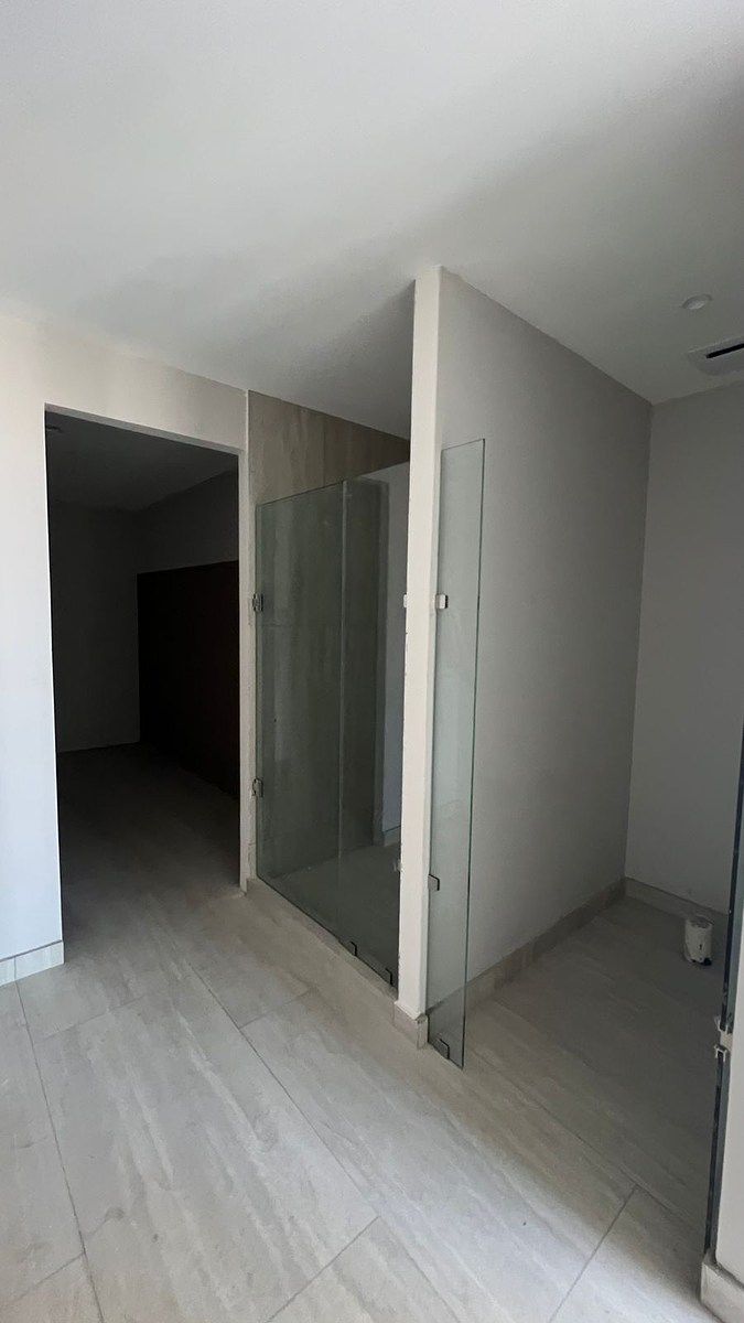 10 de 33: Walk in closet y Baño