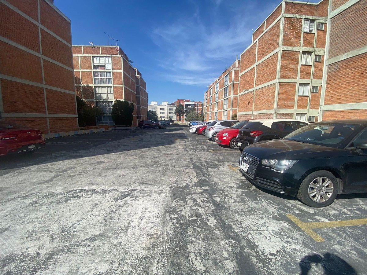 14 de 18: patio estacionamiento