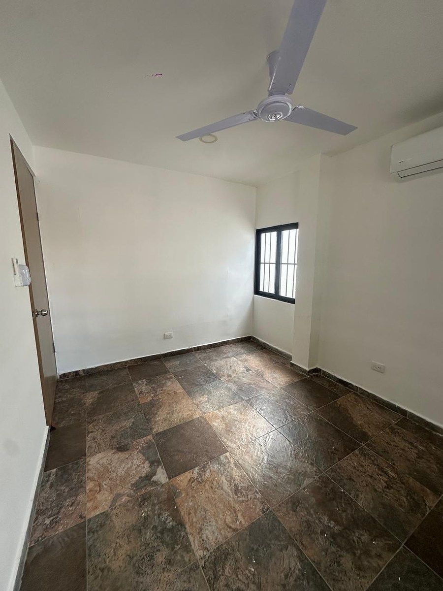 4 of 9: Oficina 10 m2 vista al sur.