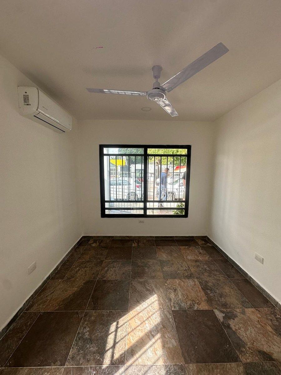 1 of 9: Oficina 10 m2 vista al frente.